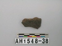 藏品(灰黑色夾砂陶片)的圖片